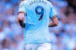 13次触球0射正，哈兰德关键战隐身，曼城7分落后，新双骄之争成笑话