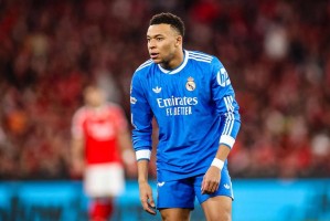 欧冠淘汰赛首回合：63岁穆帅红牌被罚，维尼修斯世界波助皇马先拔头筹